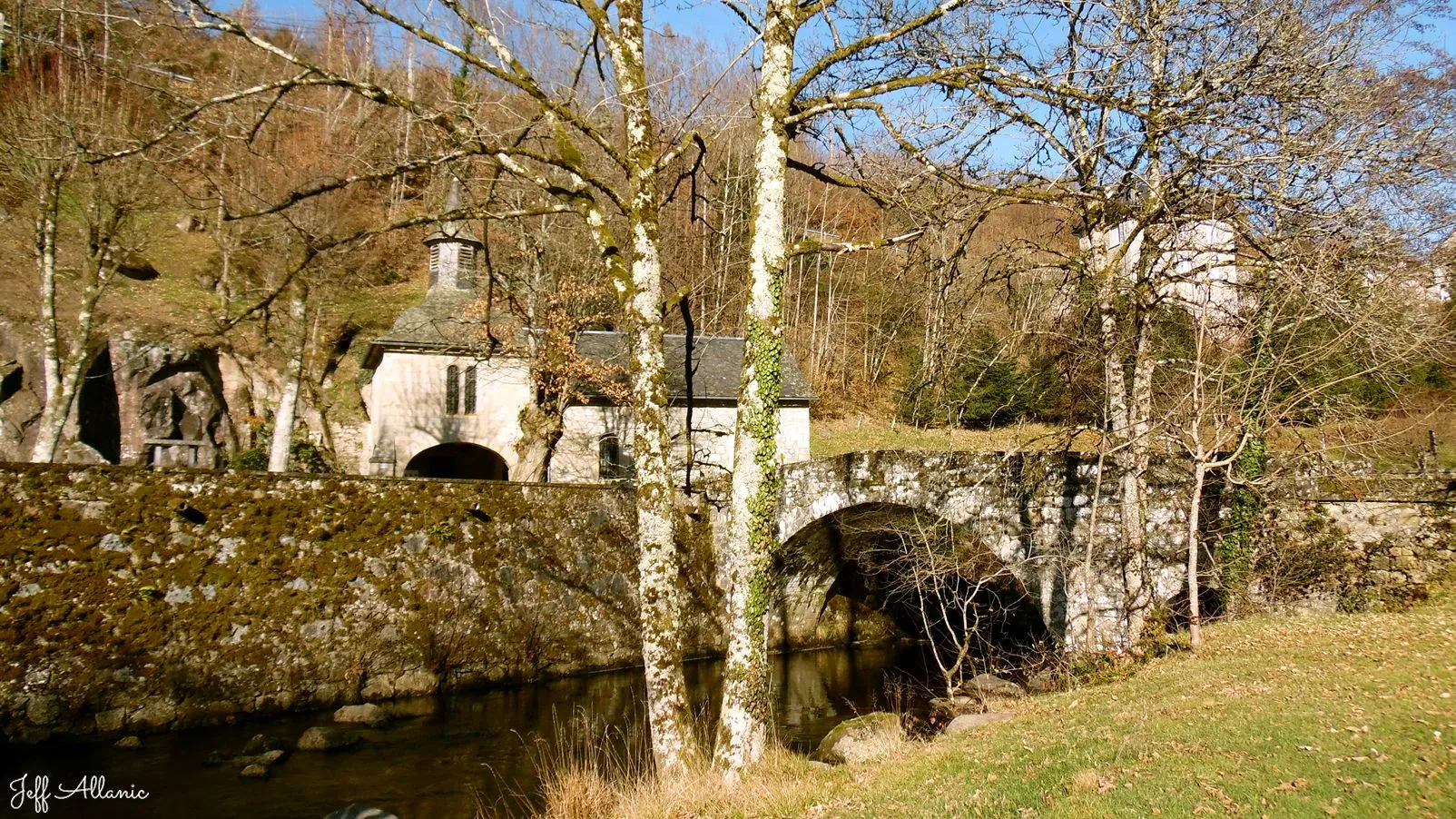 Corrèze découverte - Photo N° 1 - La chapelle Notre-Dame du Pont du Salut - 19800 - Corrèze - Petit patrimoine - Quelques pas - Autour de vous