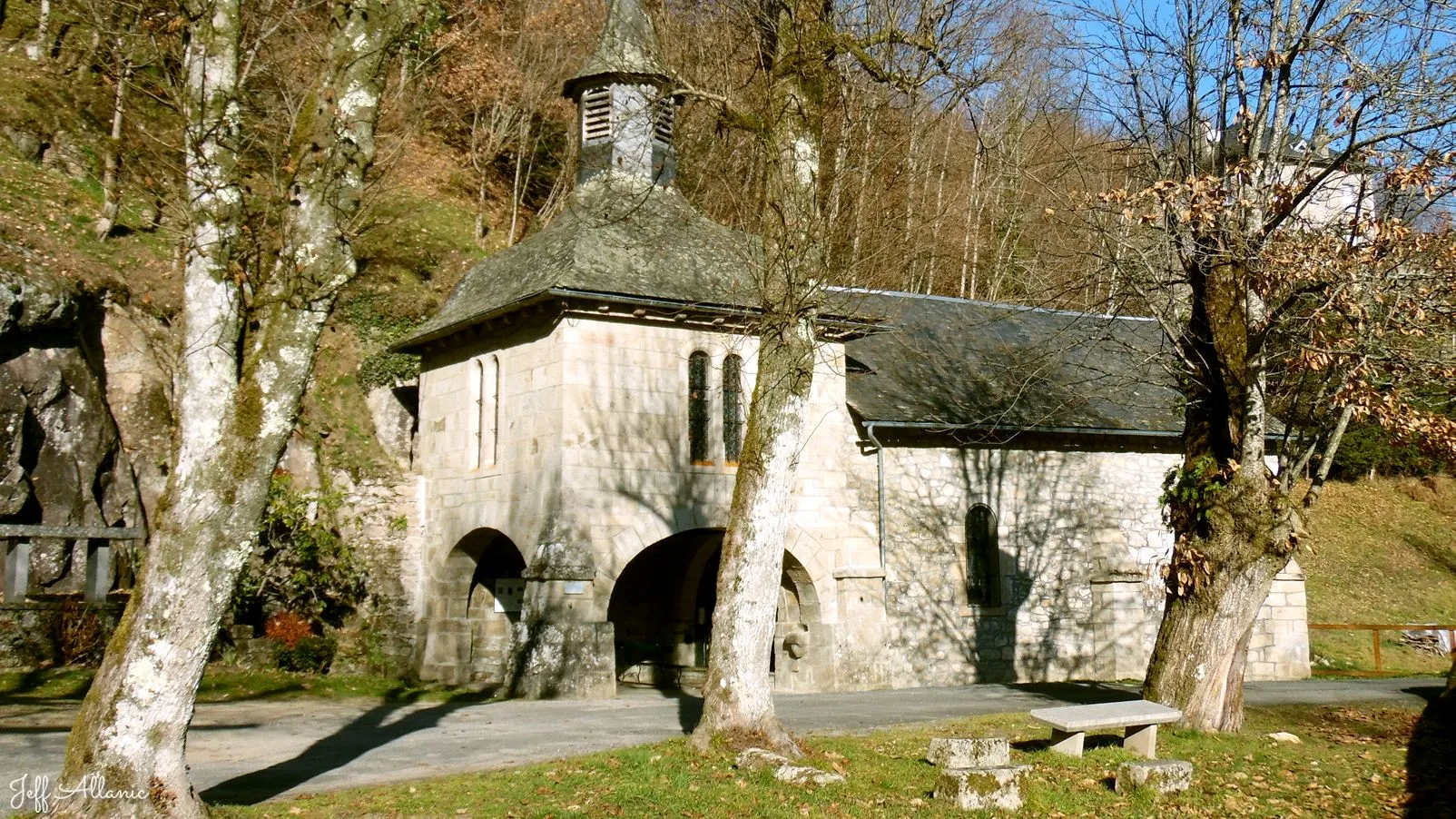 Corrèze découverte - Photo N° 4 - La chapelle Notre-Dame du Pont du Salut - 19800 - Corrèze - Petit patrimoine - Quelques pas - Autour de vous
