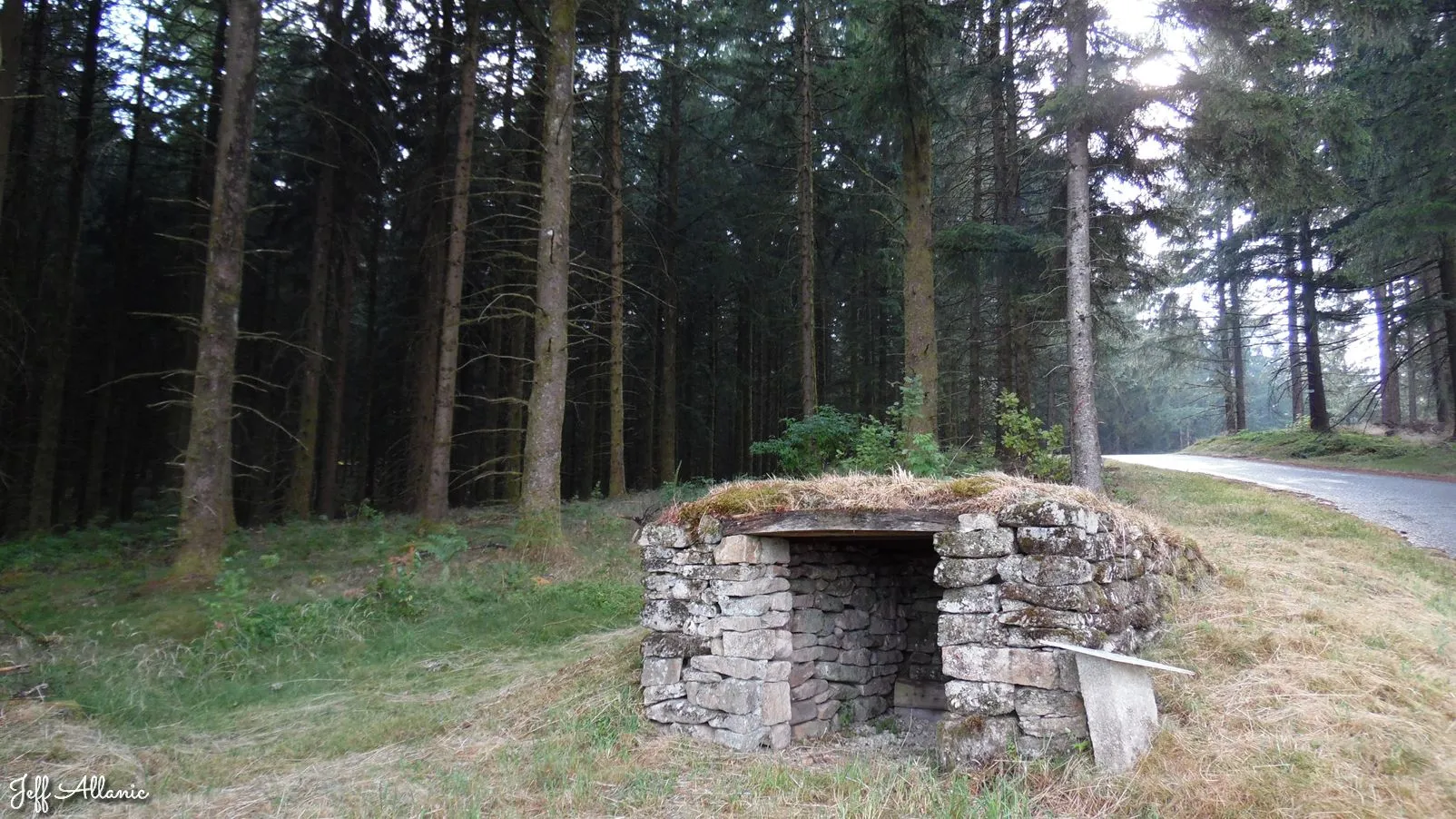 Corrèze découverte - Photo N° 1 - La cabane de Tienne - 19390 - Chaumeil - Petit patrimoine - Quelques pas - Autour de vous