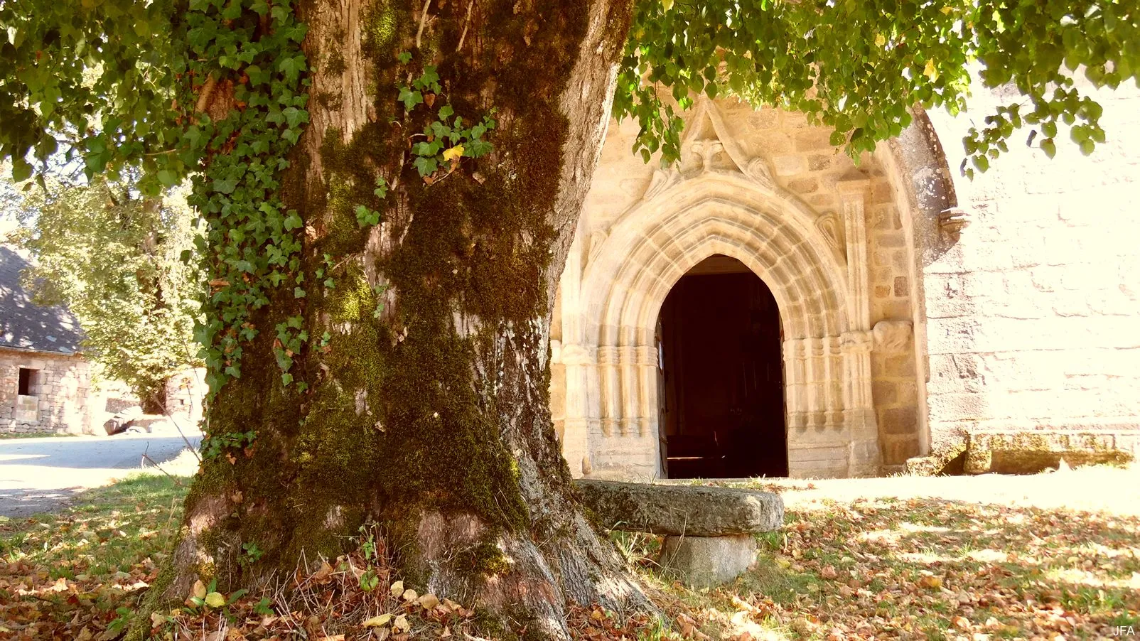 Corrèze découverte - Photo N° 1 - Village de Meyrignac-l'Eglise - 19800 - Meyrignac-l'église - Monuments historiques - Quelques pas - Autour de vous