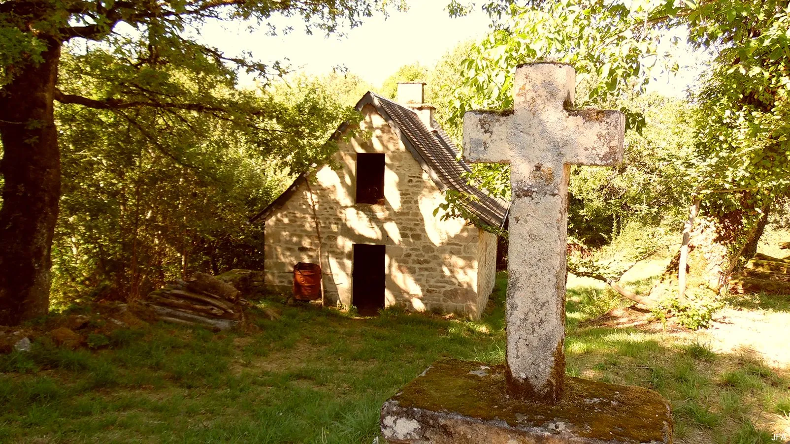 Corrèze découverte - Photo N° 5 - Village de Meyrignac-l'Eglise - 19800 - Meyrignac-l'église - Monuments historiques - Quelques pas - Autour de vous