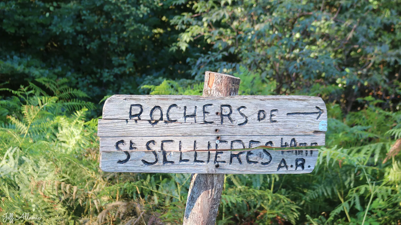Corrèze découverte - Photo N° 1 - Les rochers de Saint Selière - 19170 - Tarnac - Rivières & Plans d'eau - Randonnée facile  <small><i>et/ou</i></small>  De + d'un kilomètre