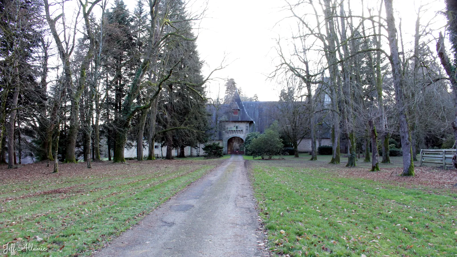 Corrèze découverte - Photo N° 1 - Le château de La farge - 19370 - Chamberet - Monuments historiques - Quelques pas - Autour de vous