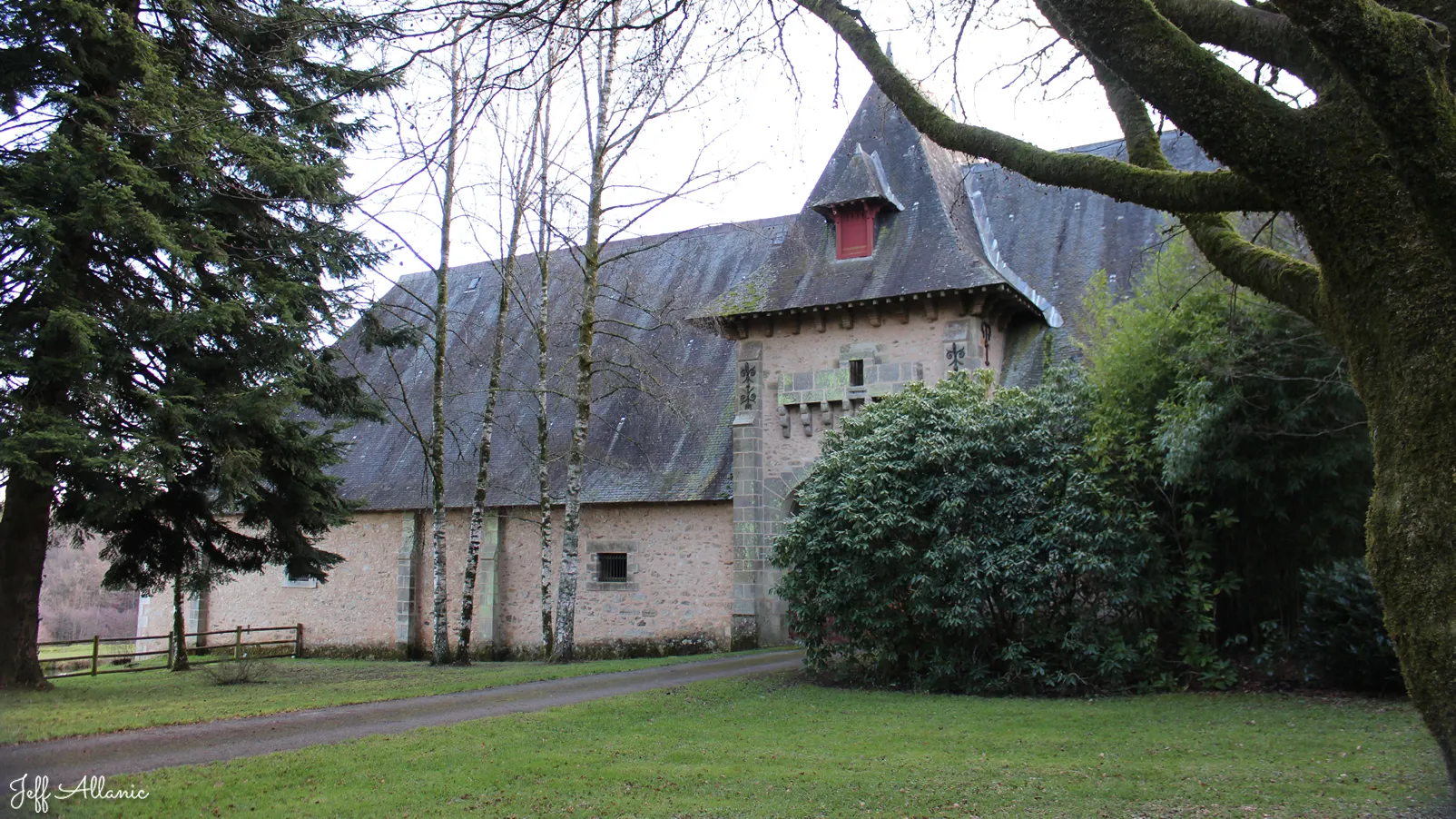 Corrèze découverte - Photo N° 4 - Le château de La farge - 19370 - Chamberet - Monuments historiques - Quelques pas - Autour de vous