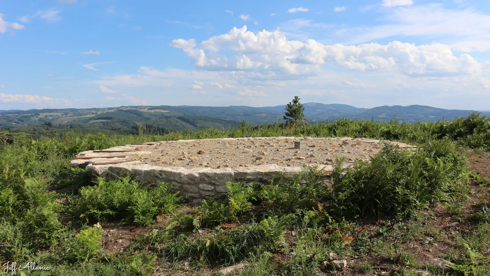 Corrèze découverte - Photo N° 1 - Le site panoramique du Puy du Mas - 19170 - Saint-hilaire-les-courbes - Panoramas & Grands espaces - Randonnée facile  <small><i>et/ou</i></small>  De + d'un kilomètre