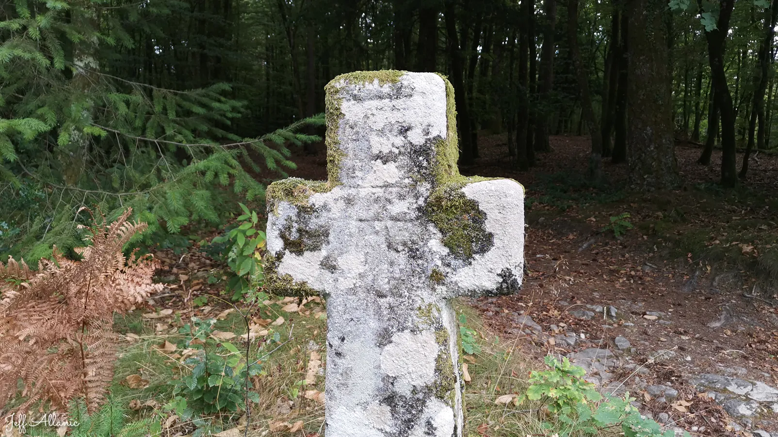 Corrèze découverte - Photo N° 3 - La croix du Champ du Puy - 19260 - Treignac -  - 