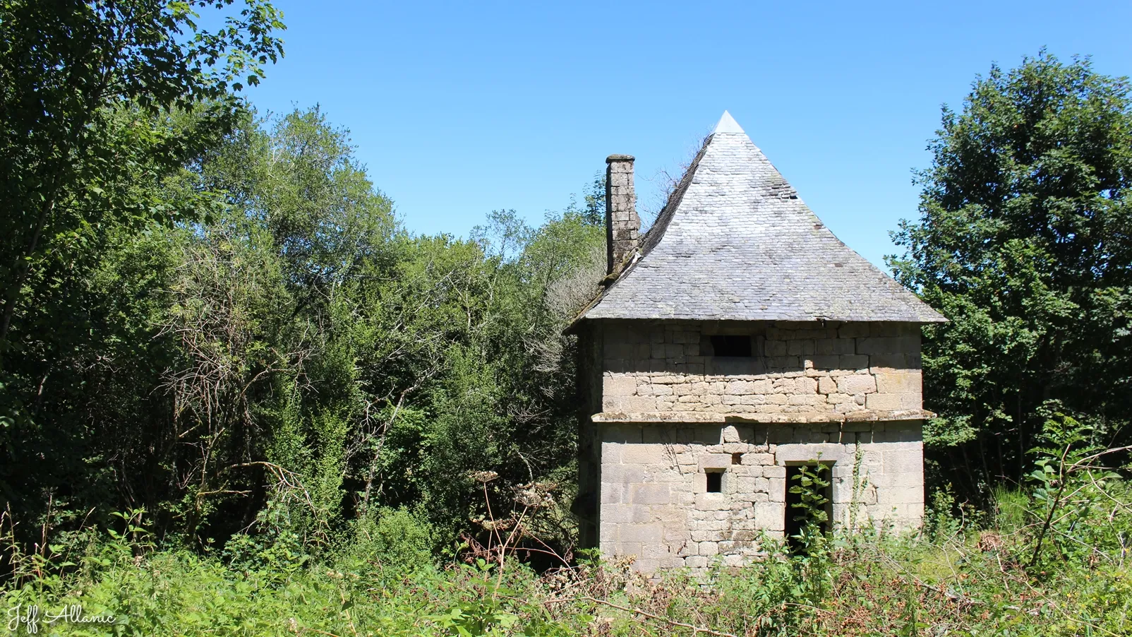 Corrèze découverte - Photo N° 3 - Le château du Mazeau - 87120 - Rempnat - Monuments historiques - Quelques pas - Autour de vous
