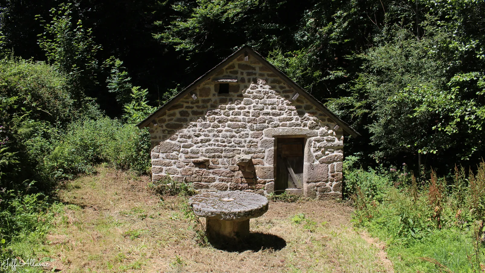 Corrèze découverte - Photo N° 1 - Le moulin de La Combe - 19170 - Tarnac - Petit patrimoine - Quelques pas - Autour de vous