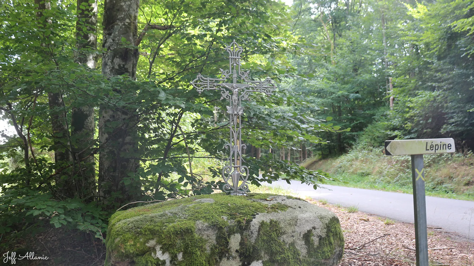 Corrèze découverte - Photo N° 1 - La croix de Lépine - 19170 - Tarnac - Petit patrimoine - Quelques pas - Autour de vous