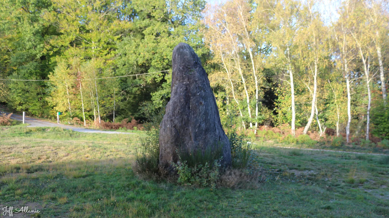 Corrèze découverte - Photo N° 1 - Le Menhir de la Jarousse - 19290 - Peyrelevade - Petit patrimoine - Quelques pas - Autour de vous
