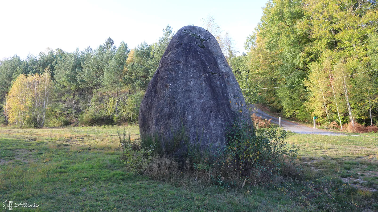 Corrèze découverte - Photo N° 3 - Le Menhir de la Jarousse - 19290 - Peyrelevade - Petit patrimoine - Quelques pas - Autour de vous