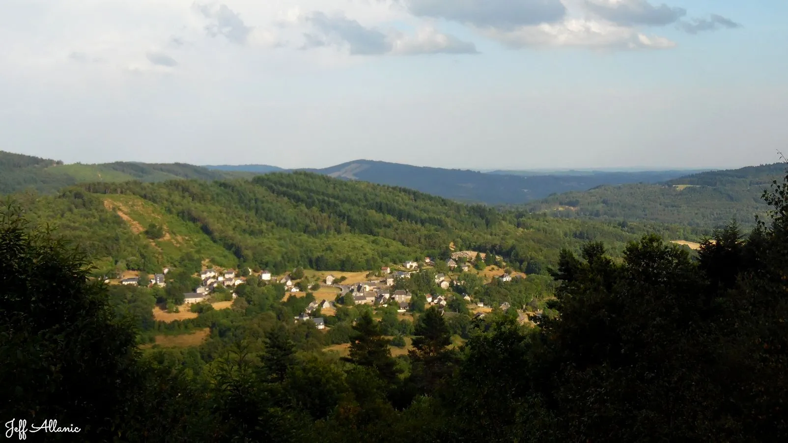 Corrèze découverte - Photo N° 1 - Panorama sur le village de Chaumeil - 19390 - Chaumeil - Panoramas & Grands espaces - Promenande facile  <small><i>et/ou</i></small>  De - d'un kilomètre
