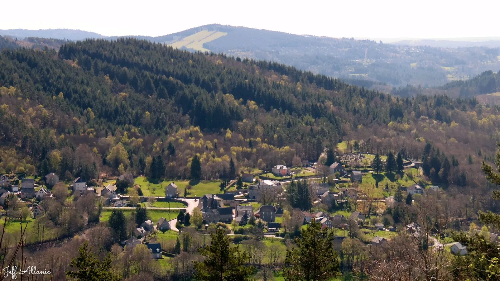 Corrèze découverte - Photo N° 3 - Panorama sur le village de Chaumeil - 19390 - Chaumeil - Panoramas & Grands espaces - Promenande facile  <small><i>et/ou</i></small>  De - d'un kilomètre