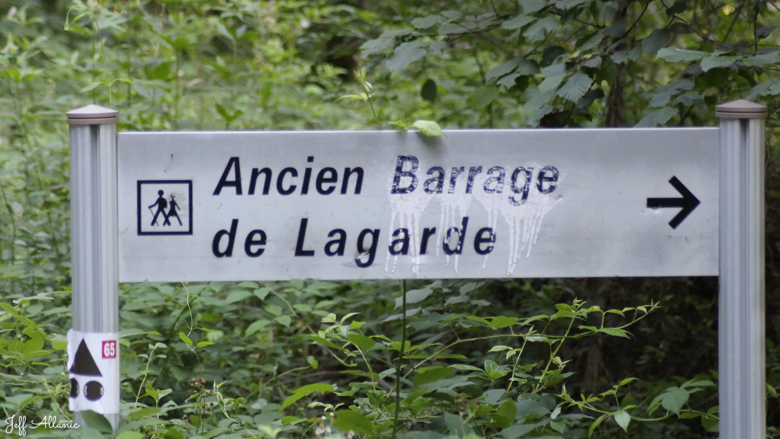 Corrèze découverte - Photo N° 5 - L'ancien barrage de Lagarde  - 19340 - Merlines - Rivières & Plans d'eau - Randonnée de + d'un kilomètre  <small><i>et/ou</i></small>  Difficile d'accès  <small><i>et/ou</i></small>  Dangereux