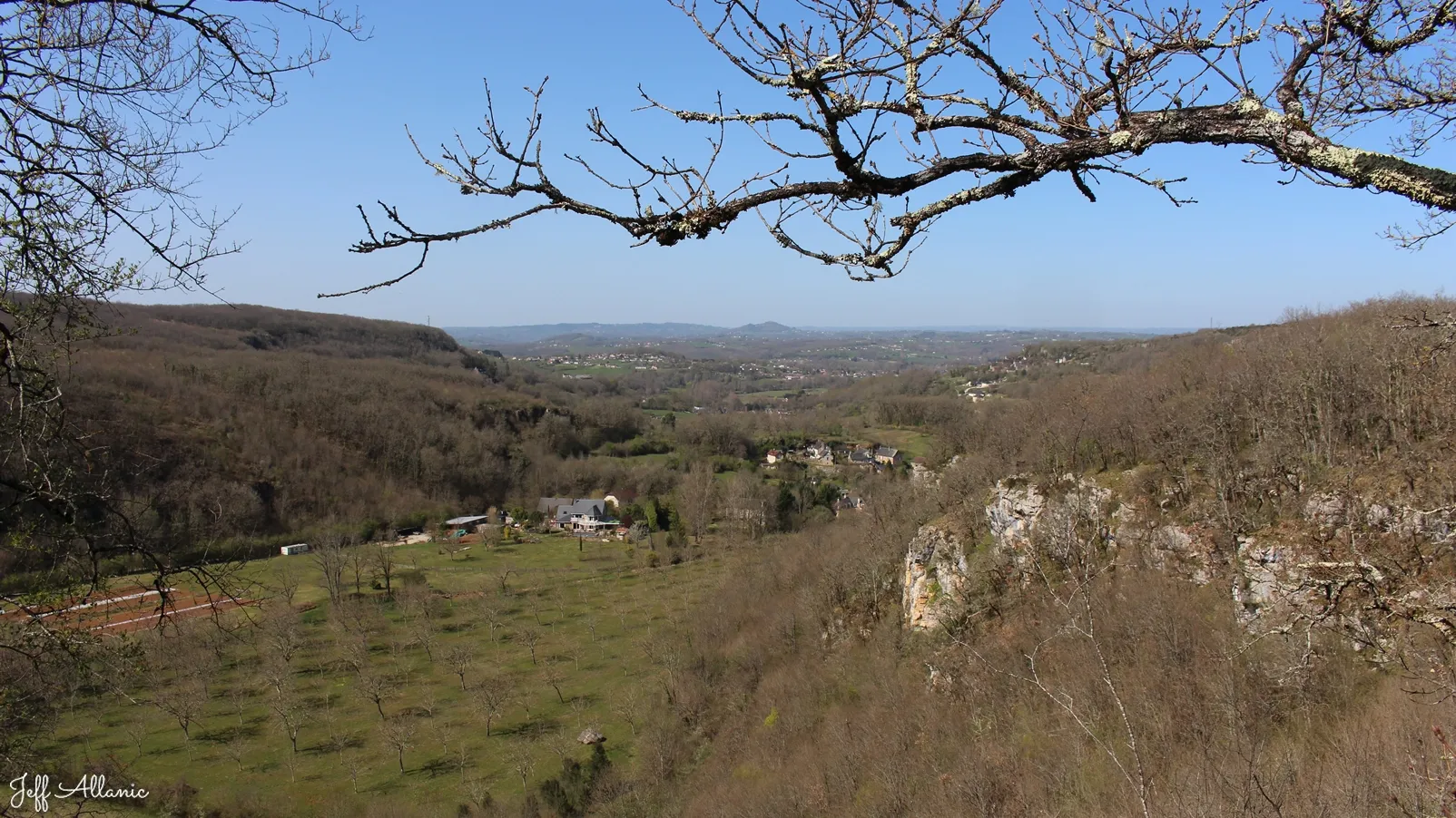 Corrèze découverte - Photo N° 1 - Le panorama du Roc de la Fosse - 19600 - Saint-Cernin-de-Larche -  - 