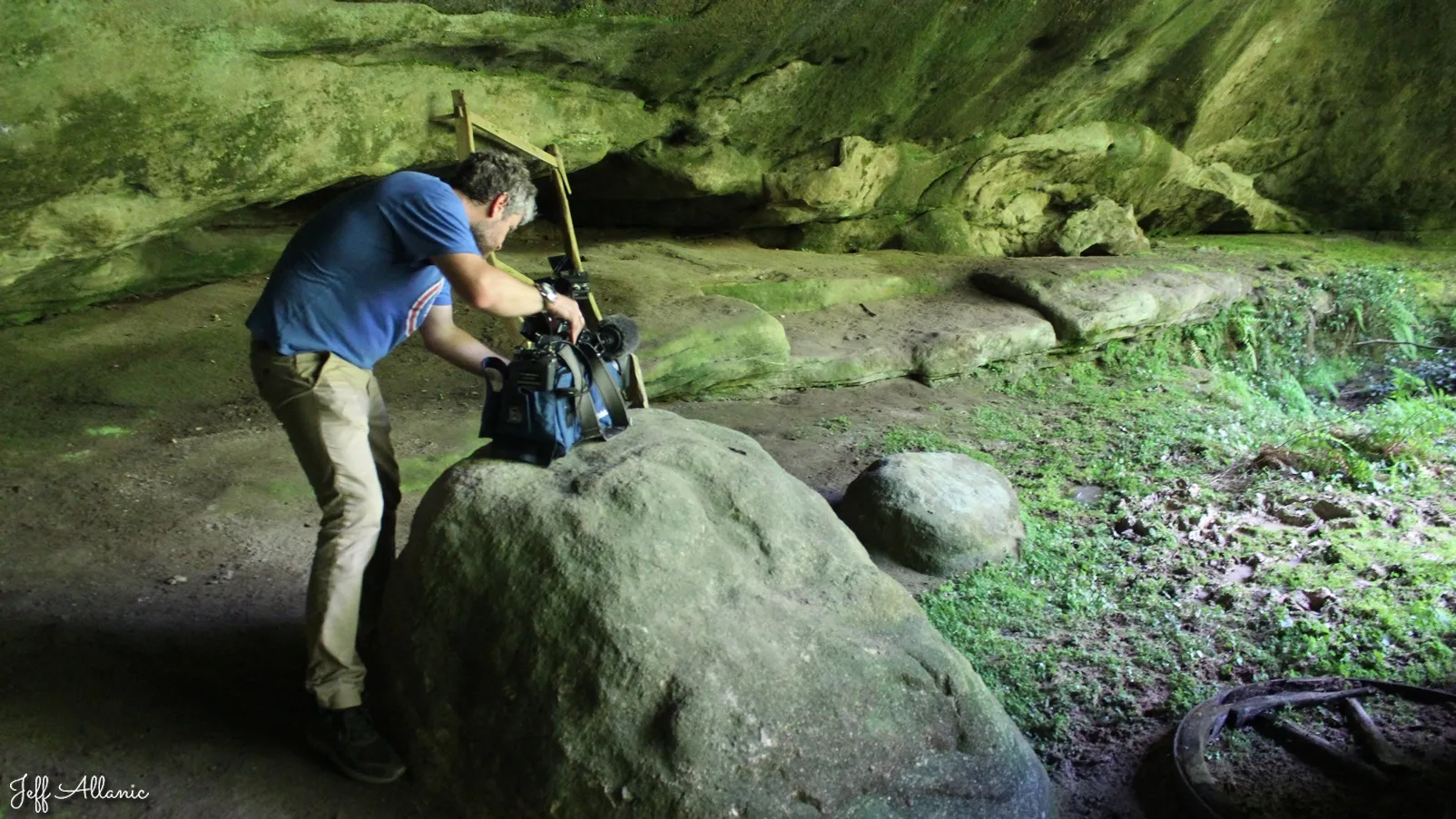 Corrèze découverte - Photo N° 2 - La grotte préhistorique de Chévrecujols - 19100 - Brive-la-Gaillarde - Petit patrimoine - Randonnée facile  <small><i>et/ou</i></small>  De + d'un kilomètre