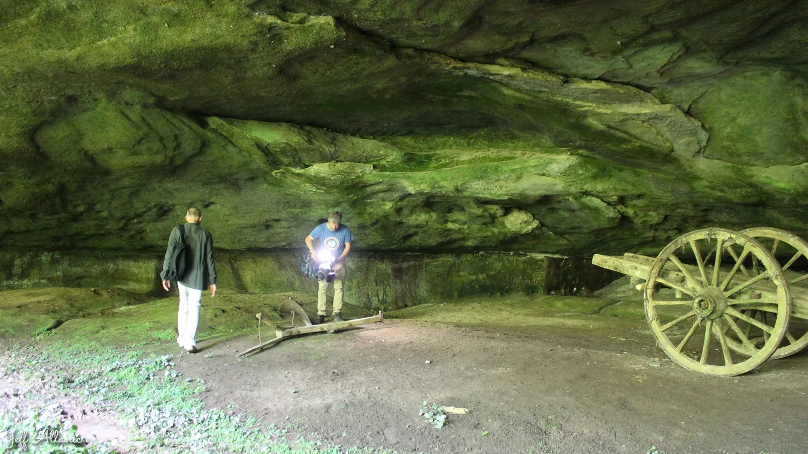 Corrèze découverte - Photo N° 3 - La grotte préhistorique de Chévrecujols - 19100 - Brive-la-Gaillarde - Petit patrimoine - Randonnée facile  <small><i>et/ou</i></small>  De + d'un kilomètre