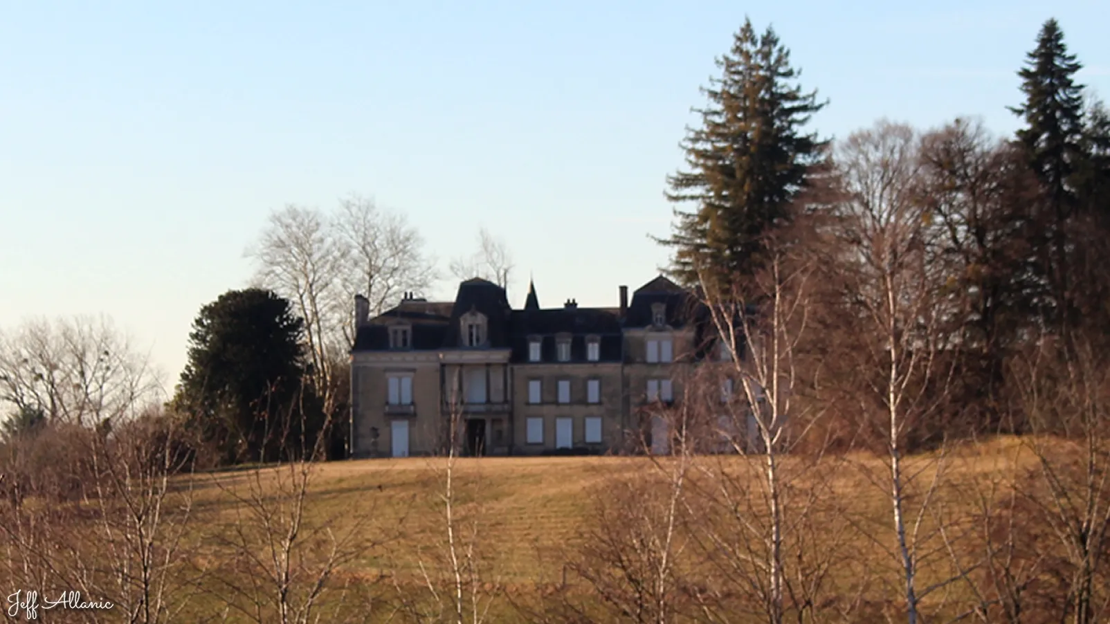 Corrèze découverte - Photo N° 1 - Panorama sur le Château de Bach - 19460 - Naves - Monuments historiques - Promenande facile  <small><i>et/ou</i></small>  De - d'un kilomètre