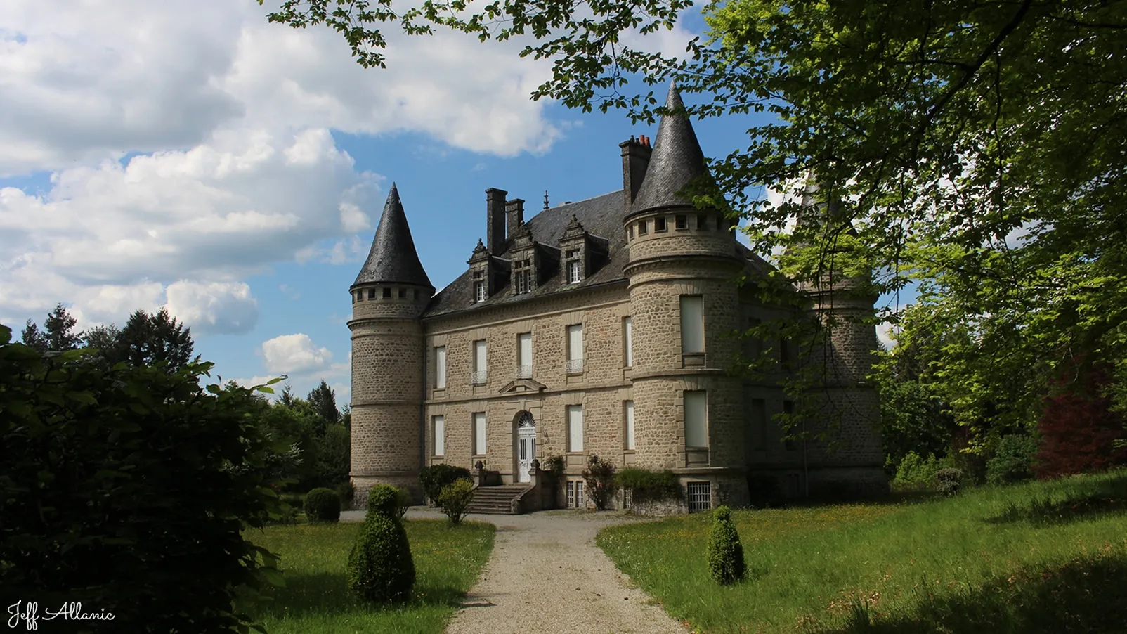 Corrèze découverte - Photo N° 1 - Le château et sa petite chapelle du Bech - 19800 - Corrèze - Monuments historiques - Quelques pas - Autour de vous