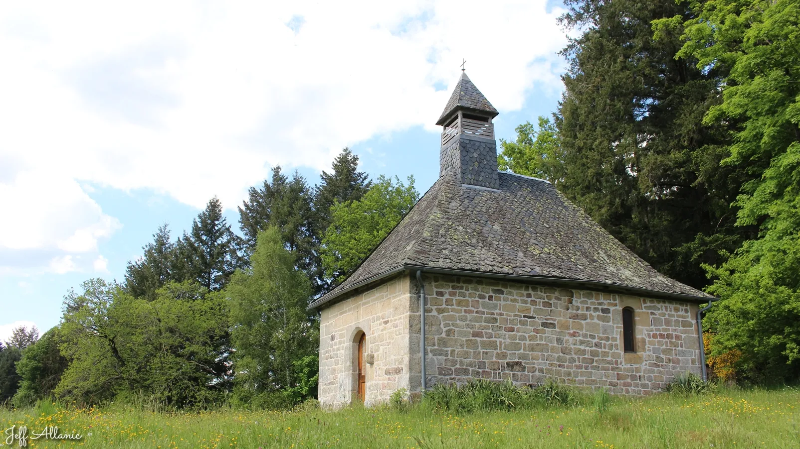 Corrèze découverte - Photo N° 3 - Le château et sa petite chapelle du Bech - 19800 - Corrèze - Monuments historiques - Quelques pas - Autour de vous
