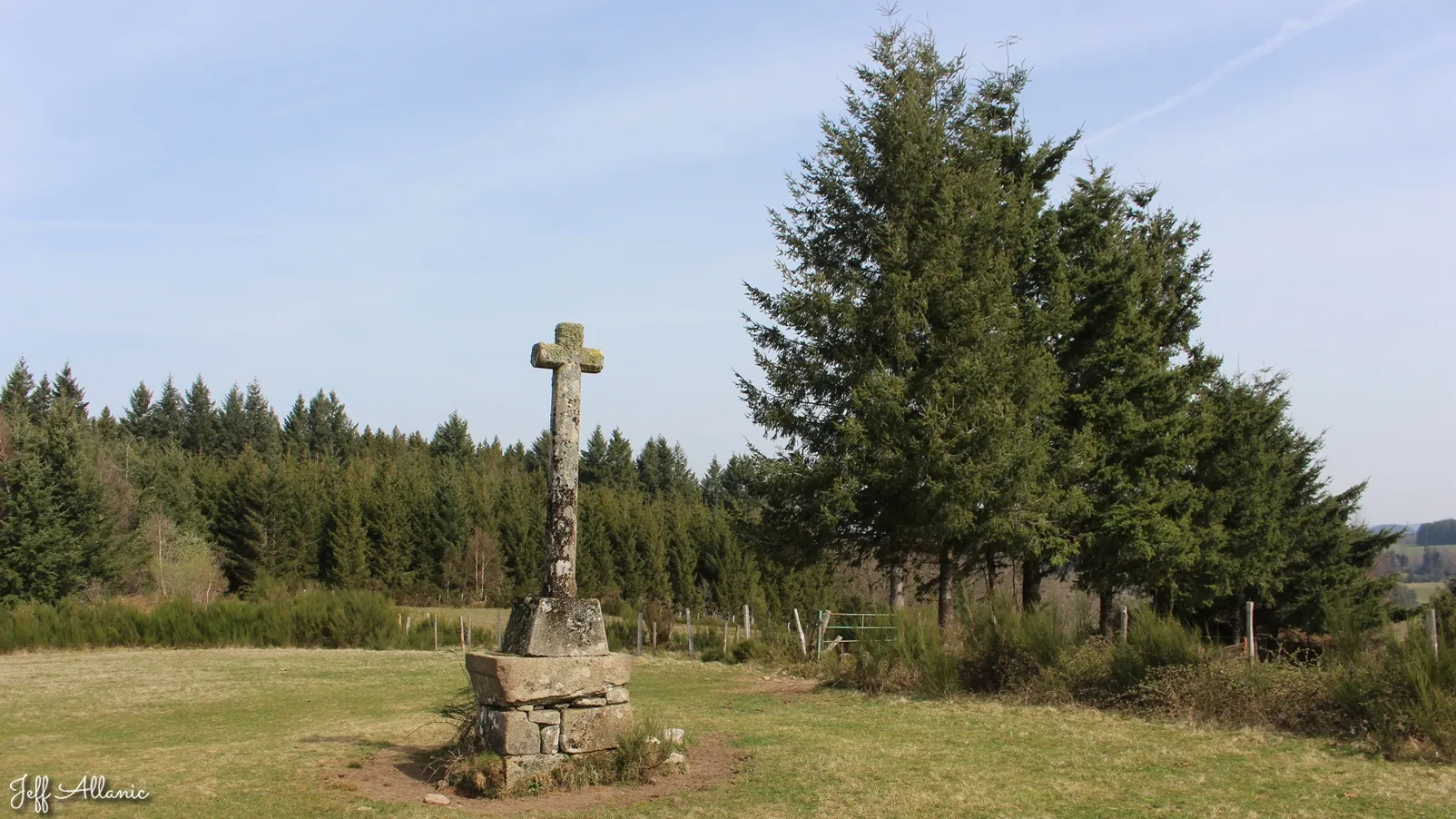 Corrèze découverte - Photo N° 4 - La croix des Pénitents - 19260 - Treignac -  - 