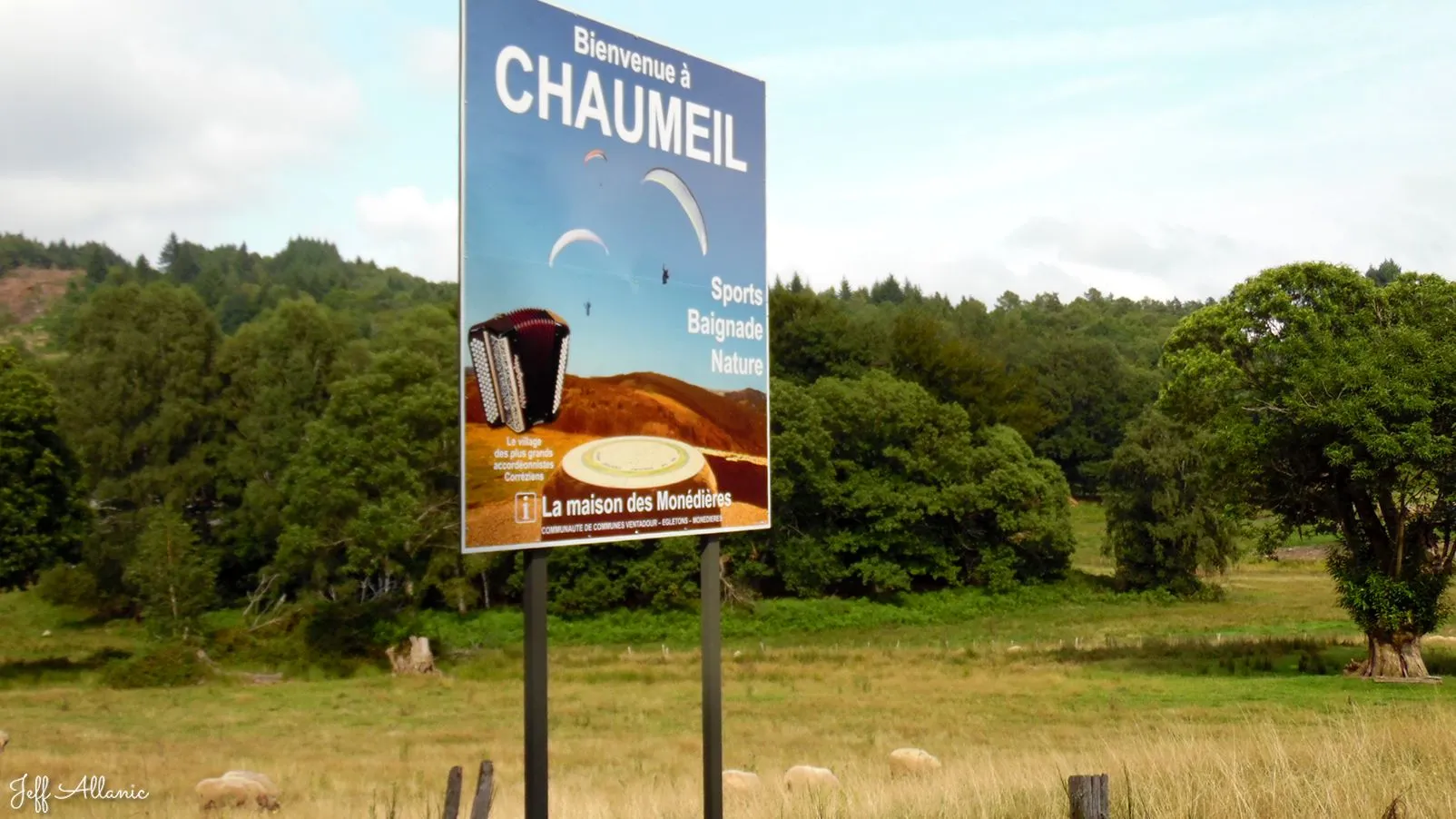 Corrèze découverte - Photo N° 1 - Le panneau d'accueil de Chaumeil - 19390 - Chaumeil - Passages d'histoires - Quelques pas - Autour de vous