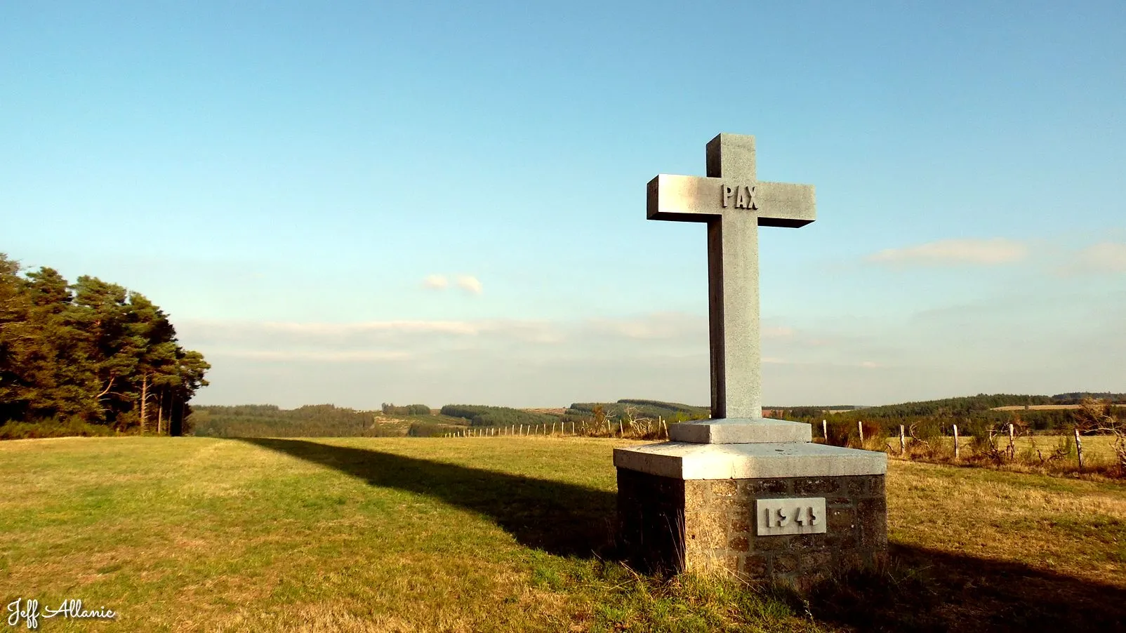Corrèze découverte - Photo N° 1 - La croix blanche - 19290 - Peyrelevade - Petit patrimoine - Quelques pas - Autour de vous