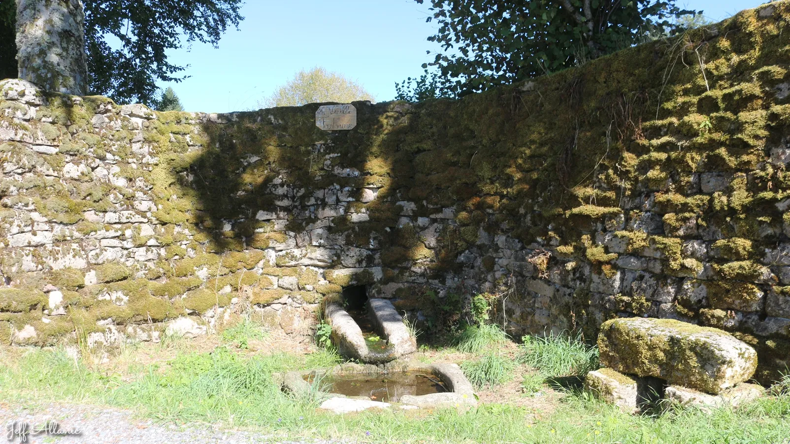 Corrèze découverte - Photo N° 1 - Les 2 fontaines de Cezeyrat - 19290 - Peyrelevade -  - 