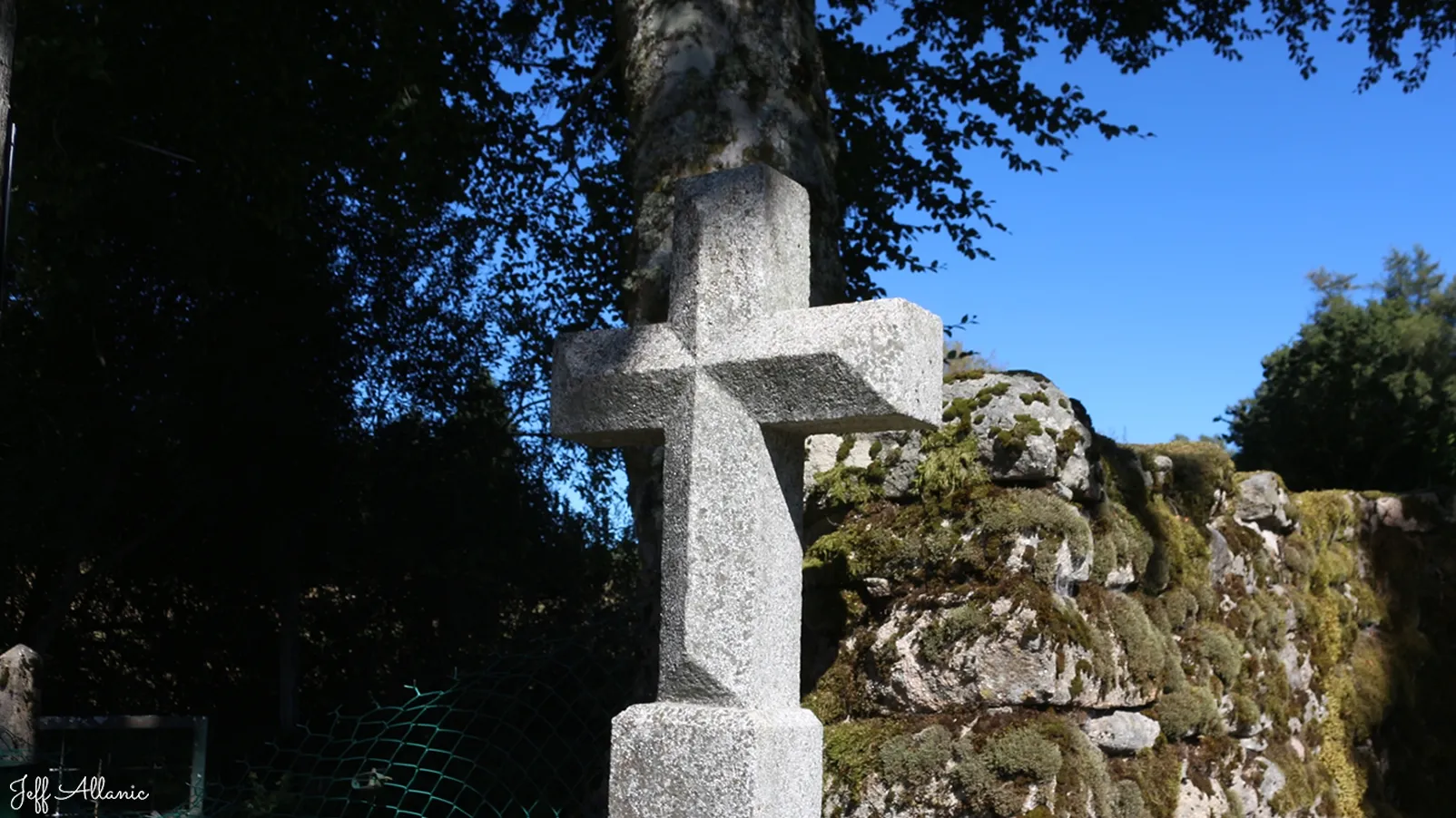 Corrèze découverte - Photo N° 3 - Les 2 fontaines de Cezeyrat - 19290 - Peyrelevade -  - 