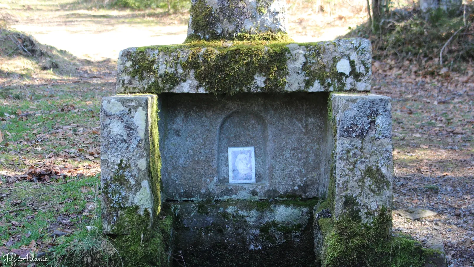 Corrèze découverte - Photo N° 4 - La bonne fontaine de Saint-Sagittaire - 19290 - Saint-Setiers -  - 