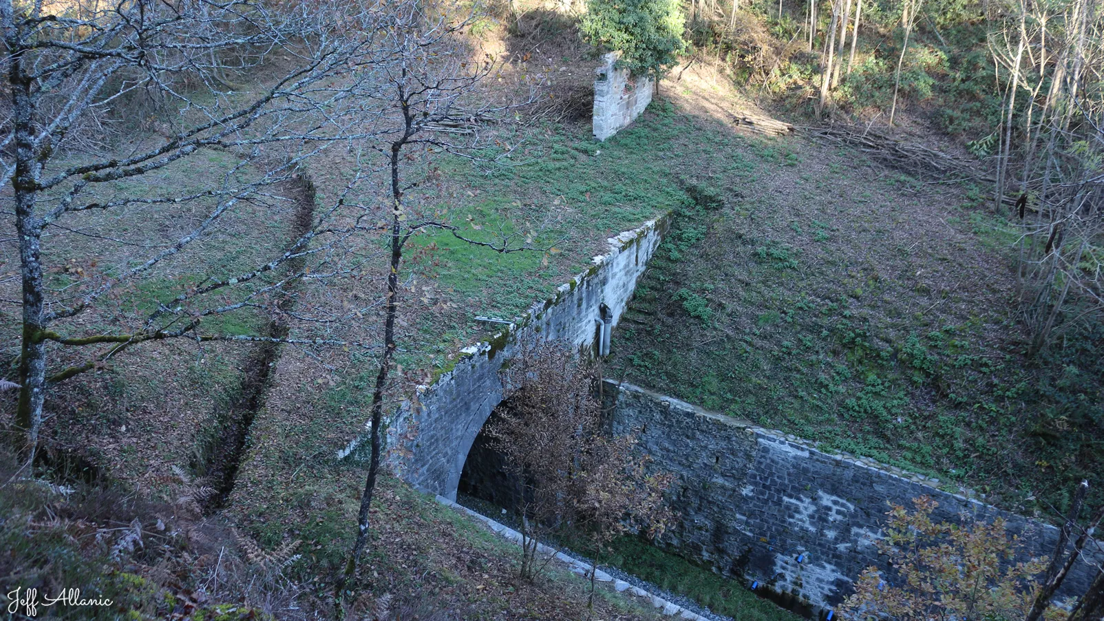 Corrèze découverte - Photo N° 1 - Le passage supérieur de la voix de chemin de fer - 19500 - Turenne - Petit patrimoine - Promenande facile  <small><i>et/ou</i></small>  De - d'un kilomètre