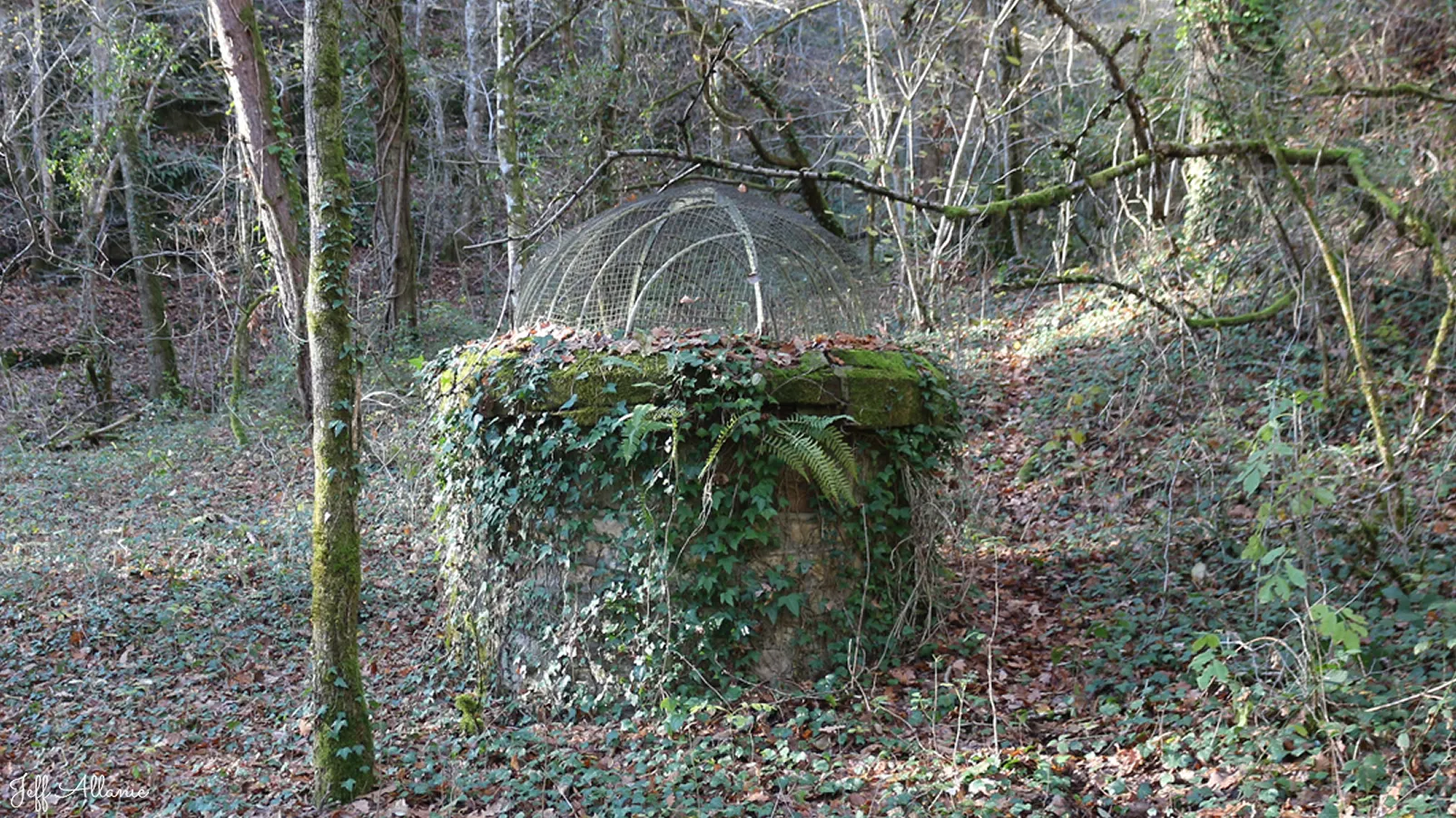 Corrèze découverte - Photo N° 2 - Le passage supérieur de la voix de chemin de fer - 19500 - Turenne - Petit patrimoine - Promenande facile  <small><i>et/ou</i></small>  De - d'un kilomètre