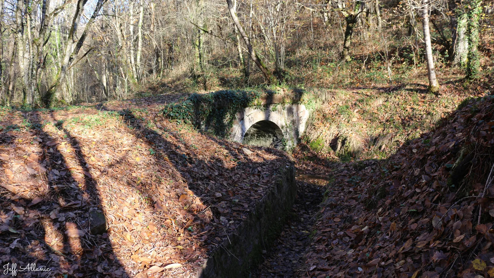 Corrèze découverte - Photo N° 4 - Le passage supérieur de la voix de chemin de fer - 19500 - Turenne - Petit patrimoine - Promenande facile  <small><i>et/ou</i></small>  De - d'un kilomètre