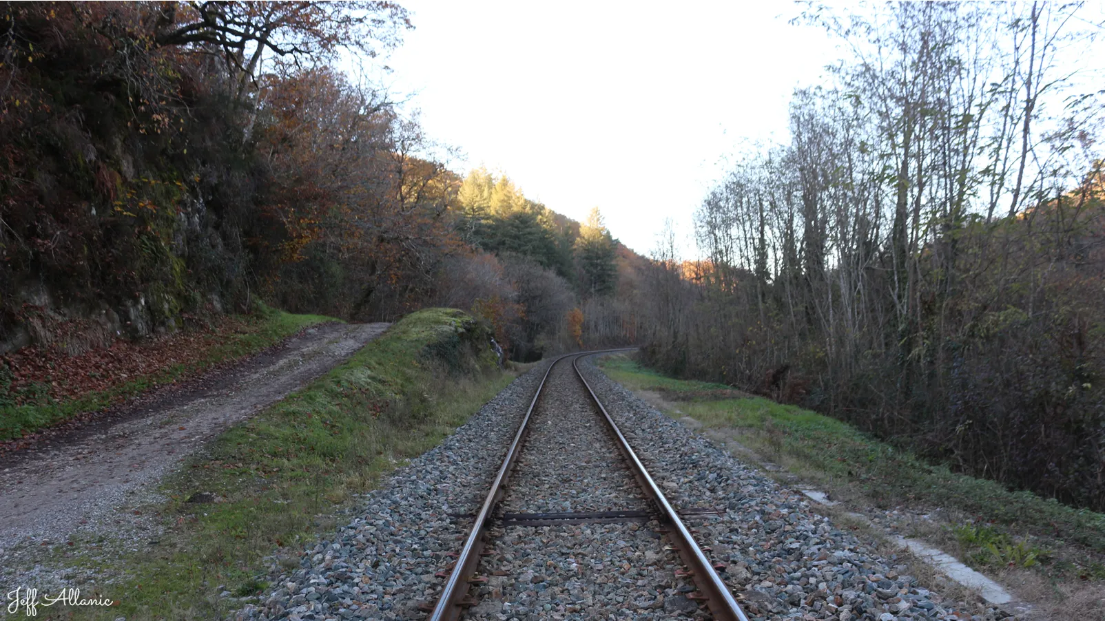 Corrèze découverte - Photo N° 5 - Le passage supérieur de la voix de chemin de fer - 19500 - Turenne - Petit patrimoine - Promenande facile  <small><i>et/ou</i></small>  De - d'un kilomètre