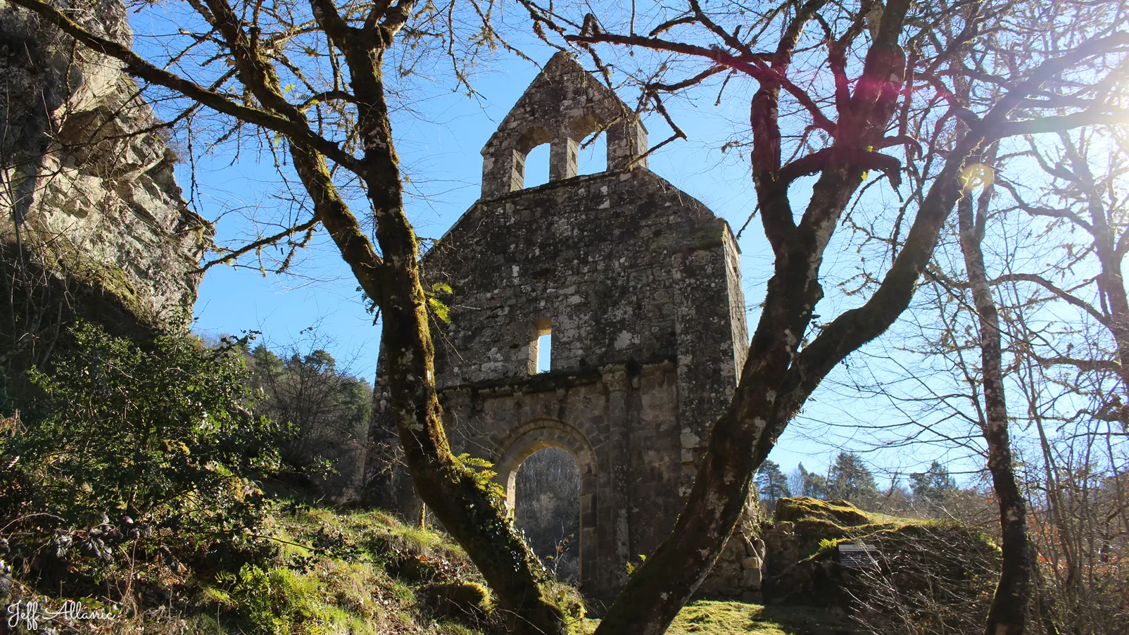 Corrèze découverte - Photo N° 1 - Les ruines de l'église de Saint-Etienne-de-Braguse - 19800 - Gimel-les-Cascades - Monuments historiques - Randonnée de + d'un kilomètre  <small><i>et/ou</i></small>  Avec des passages techniques