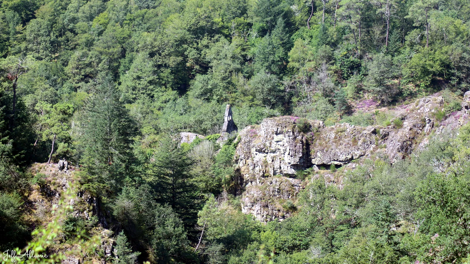 Corrèze découverte - Photo N° 2 - Les ruines de l'église de Saint-Etienne-de-Braguse - 19800 - Gimel-les-Cascades - Monuments historiques - Randonnée de + d'un kilomètre  <small><i>et/ou</i></small>  Avec des passages techniques