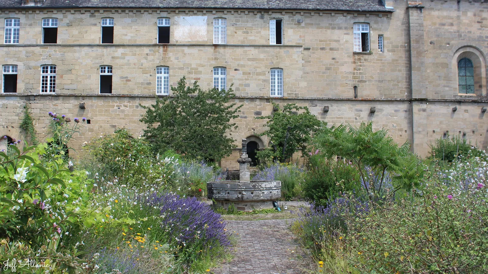 Corrèze découverte - Photo N° 4 - Ancienne abbaye cistercienne - Coco l'écrivait sans doute Obazine - 19190 - Aubazines - Passages d'histoires - Promenande facile  <small><i>et/ou</i></small>  De - d'un kilomètre