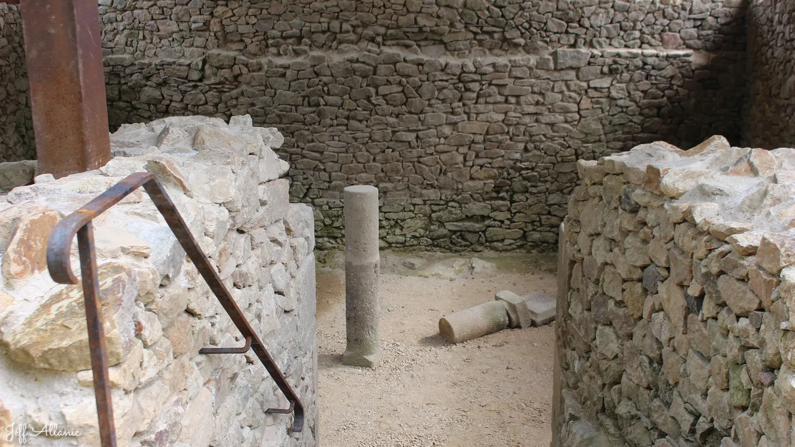Corrèze découverte - Photo N° 4 - Les vestiges archéologique de la Commanderie de Soudaine-Lavinadière - 19370 - Soudaine-Lavinadière -  - 