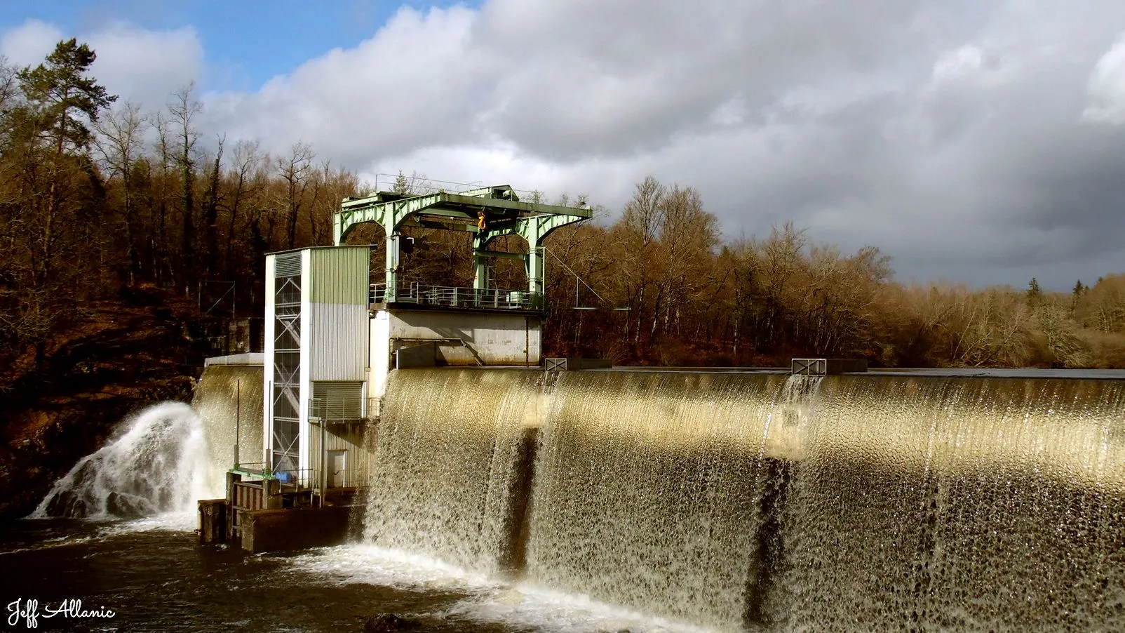 Corrèze découverte - Photo N° 1 - Le barrage de Peyrissac - 19260 - Affieux - Rivières & Plans d'eau - Quelques pas - Autour de vous