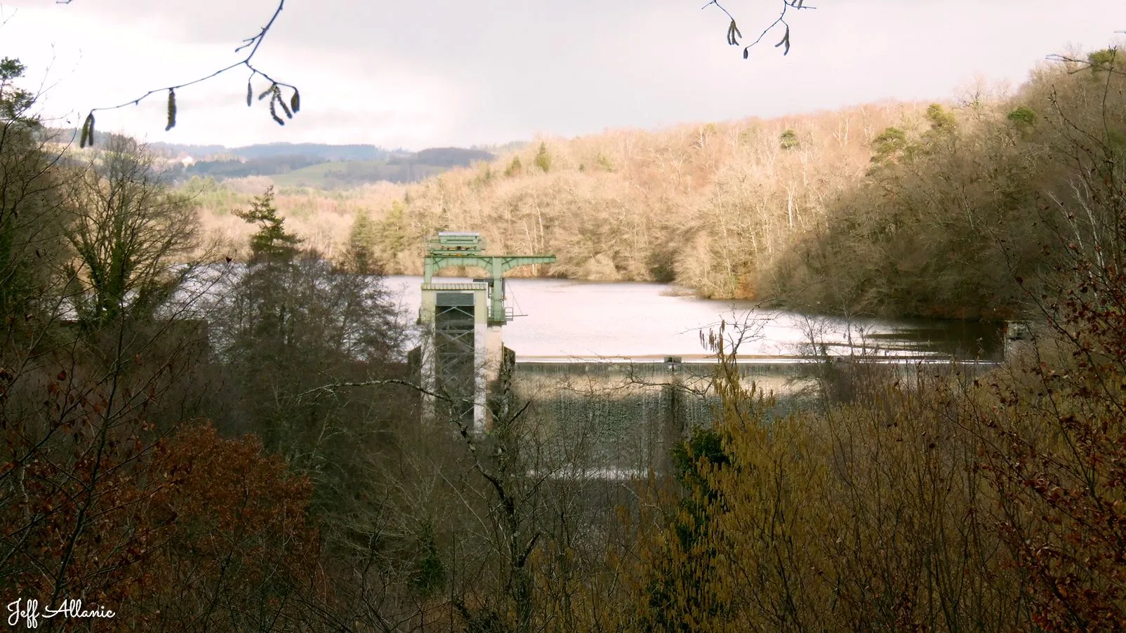 Corrèze découverte - Photo N° 4 - Le barrage de Peyrissac - 19260 - Affieux - Rivières & Plans d'eau - Quelques pas - Autour de vous