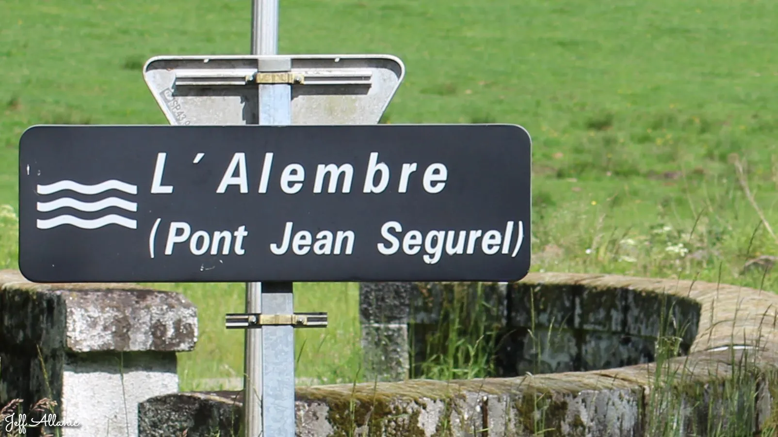 Corrèze découverte - Photo N° 1 - Le pont Jean Ségurel - 19260 - Treignac - Petit patrimoine - Quelques pas - Autour de vous