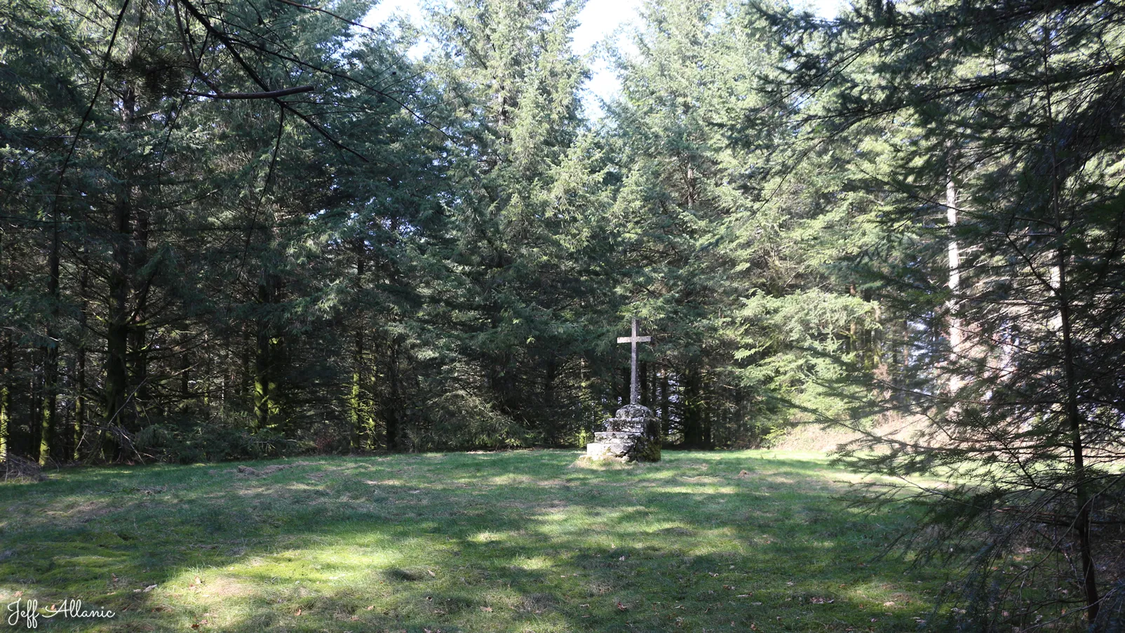 Corrèze découverte - Photo N° 2 - La petite chapelle du Mont Cé - 19370 - Chamberet - Petit patrimoine - Promenande facile  <small><i>et/ou</i></small>  De - d'un kilomètre