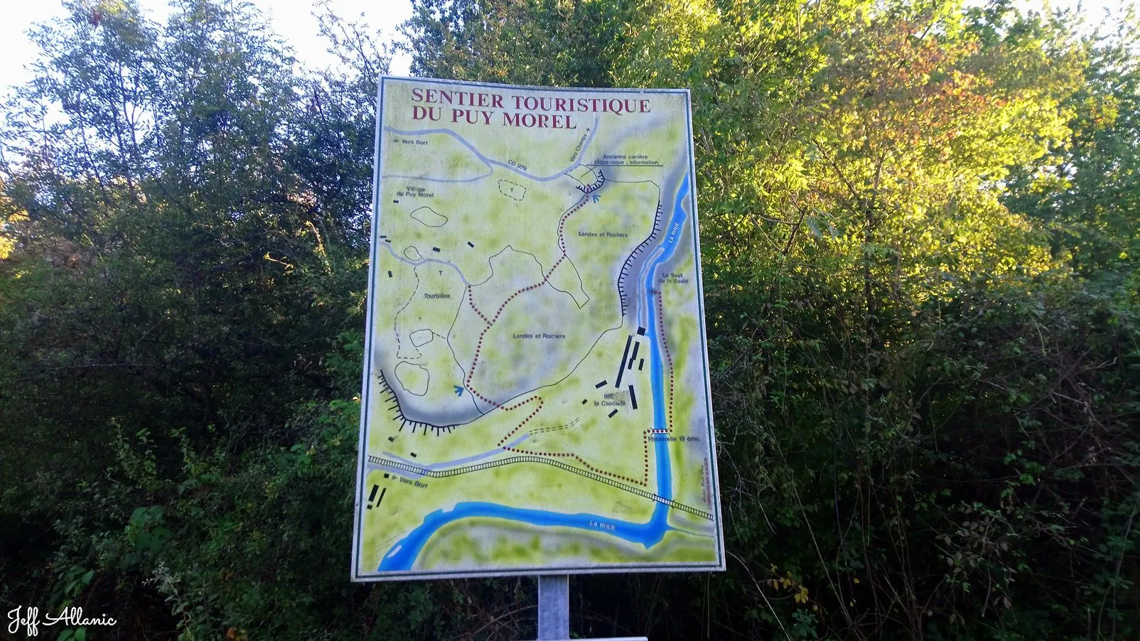 Corrèze découverte - Photo N° 2 - Le Puy Morel - 19110 - Bort-les-Orgues  - Panoramas & Grands espaces - Randonnée facile  <small><i>et/ou</i></small>  De + d'un kilomètre