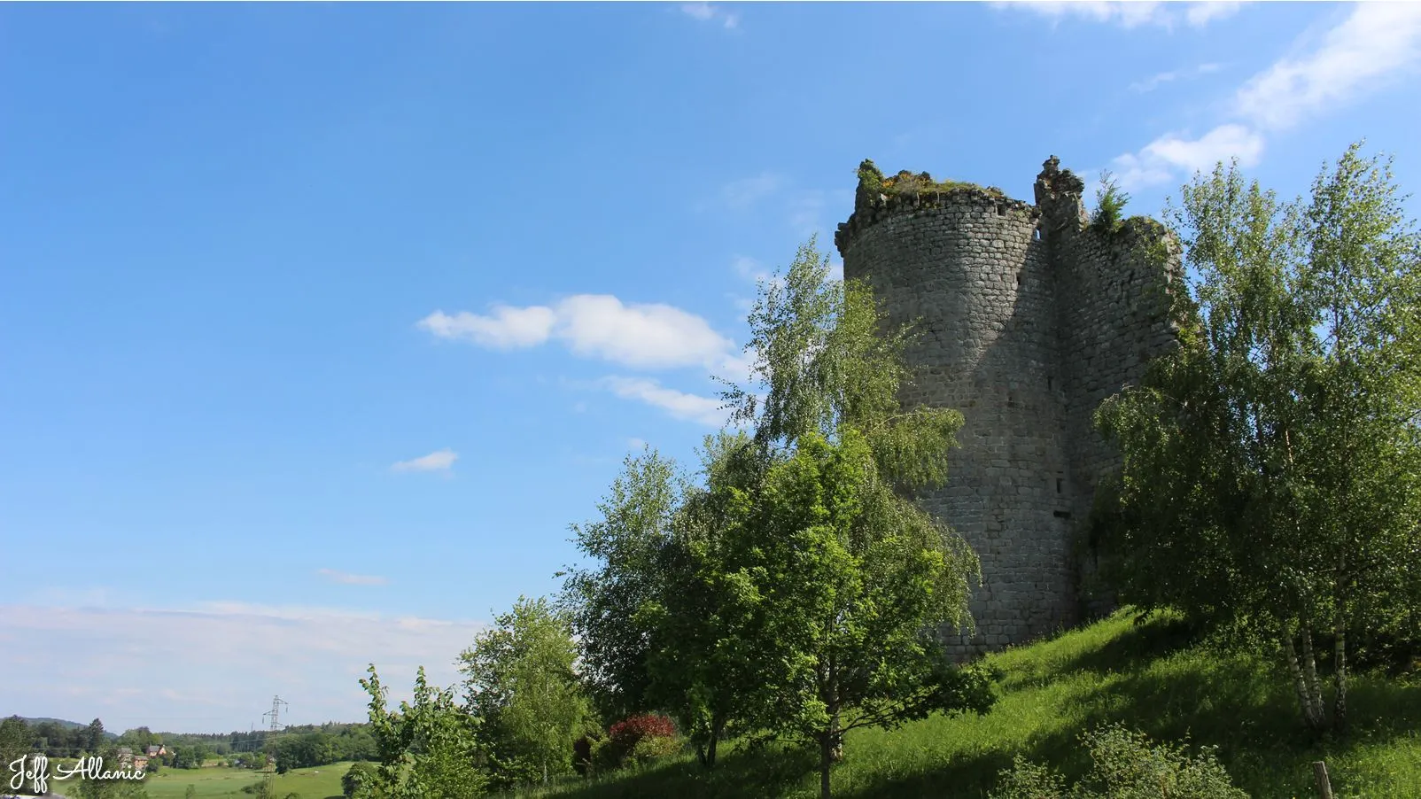 Corrèze découverte - Photo N° 1 - Les ruines du château du Peyroux - 19160 - Liginiac - Monuments historiques - Quelques pas - Autour de vous