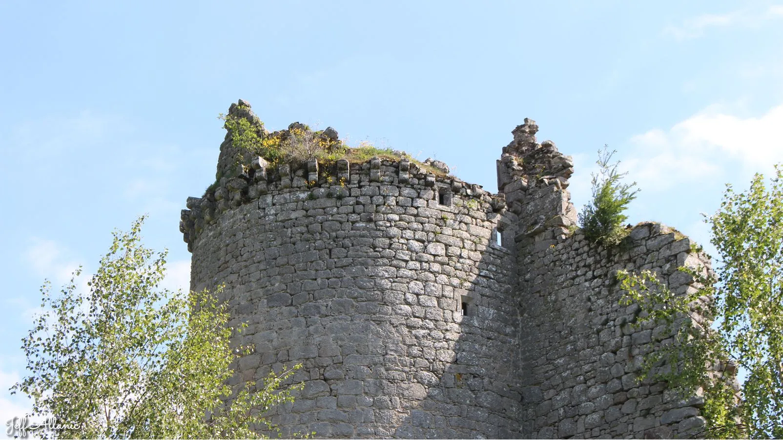 Corrèze découverte - Photo N° 3 - Les ruines du château du Peyroux - 19160 - Liginiac - Monuments historiques - Quelques pas - Autour de vous