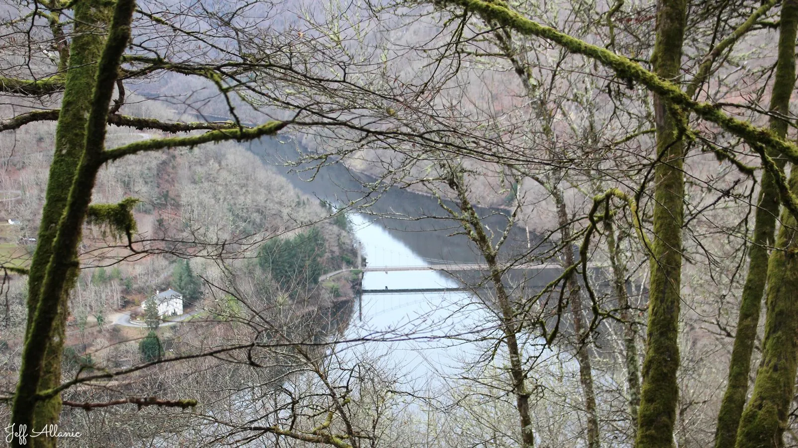 Corrèze découverte - Photo N° 4 - La cascade du Redenat - 19220 - Auriac - Rivières & Plans d'eau - Randonnée de + d'un kilomètre  <small><i>et/ou</i></small>  Avec des passages techniques