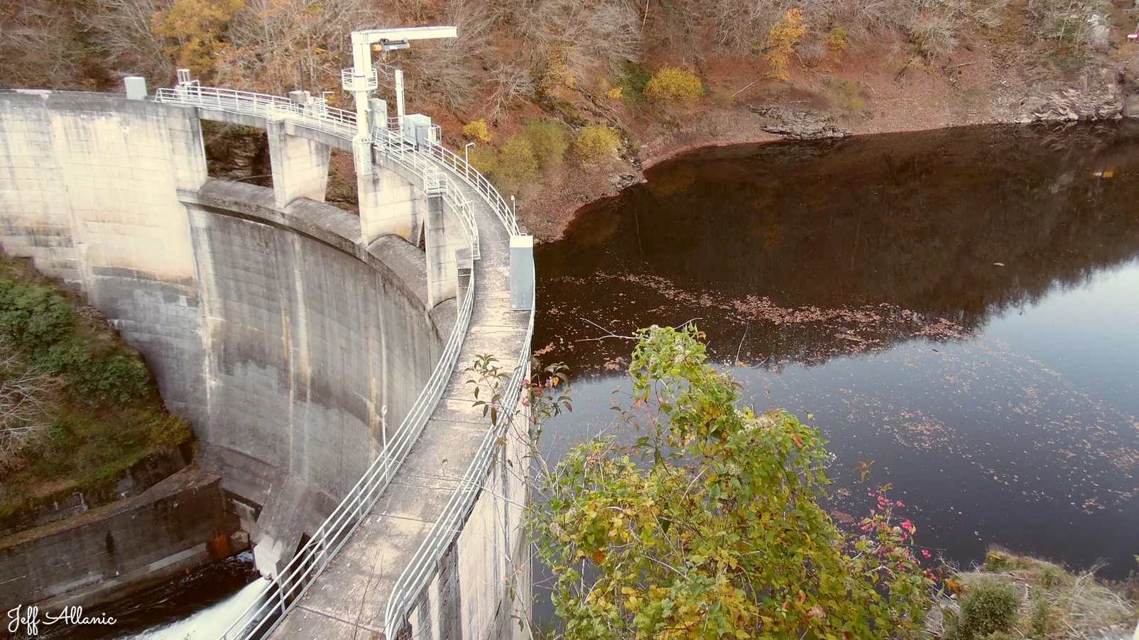 Corrèze découverte - Photo N° 1 - Le barrage sur la Luzège - 19160 - Saint-Pantaléon-de-Lapleau - Rivières & Plans d'eau - Quelques pas - Autour de vous