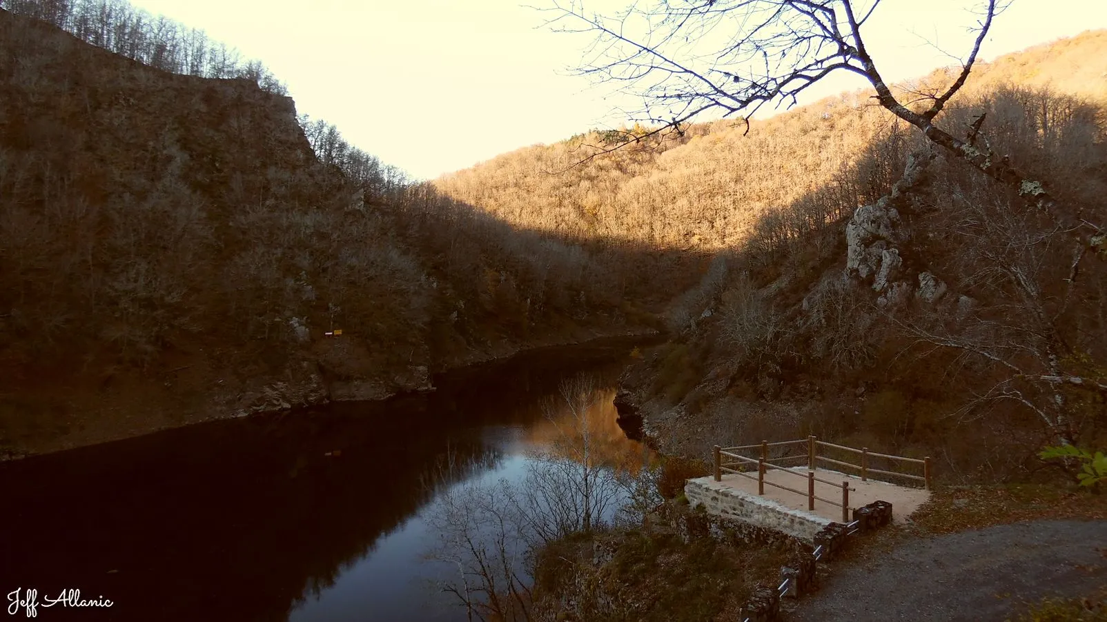 Corrèze découverte - Photo N° 4 - Le barrage sur la Luzège - 19160 - Saint-Pantaléon-de-Lapleau - Rivières & Plans d'eau - Quelques pas - Autour de vous