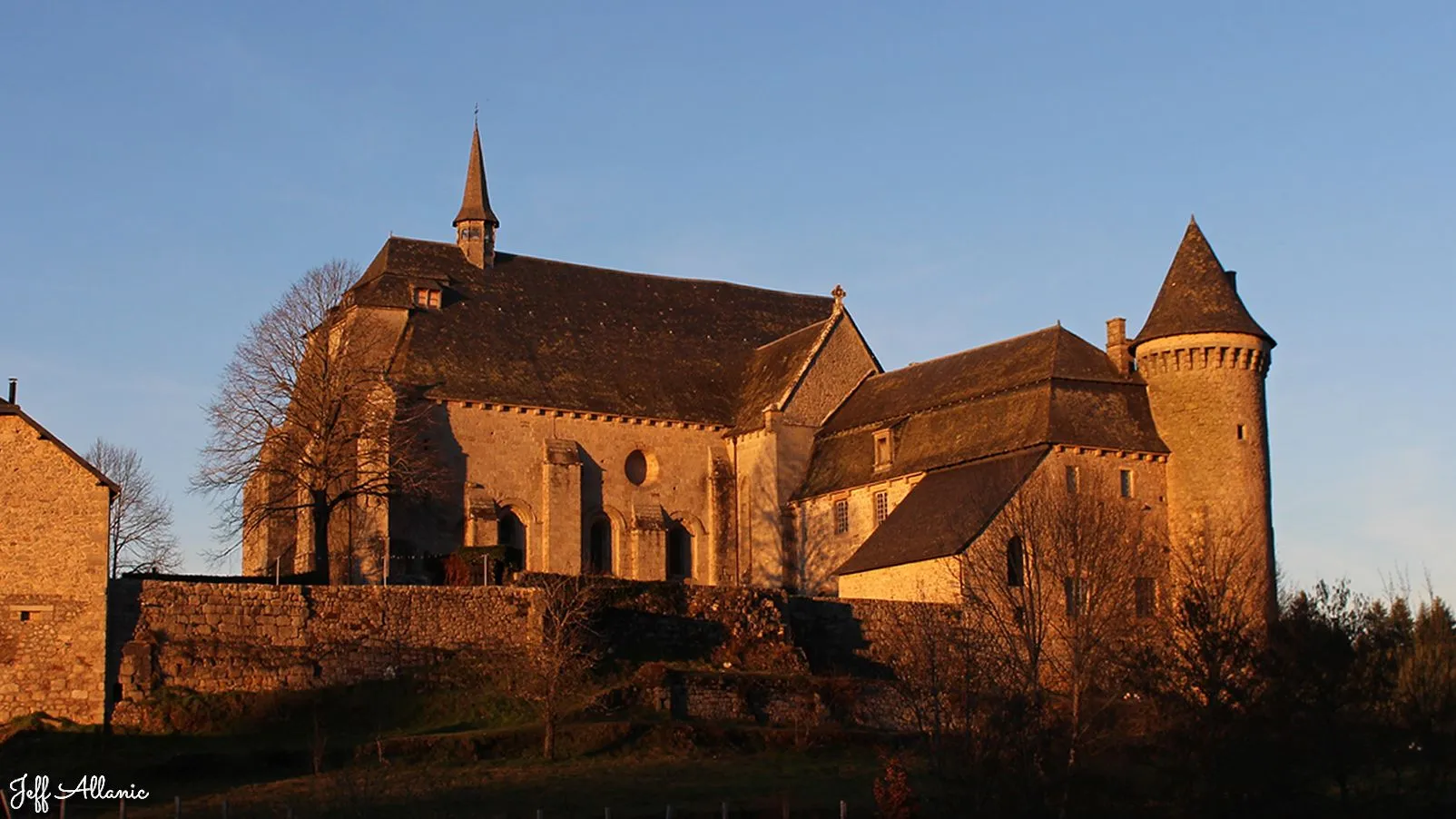 Corrèze découverte - Photo N° 1 - Le village de Saint-Angel - 19200 - Saint-Angel - Monuments historiques - Promenande facile  <small><i>et/ou</i></small>  De - d'un kilomètre