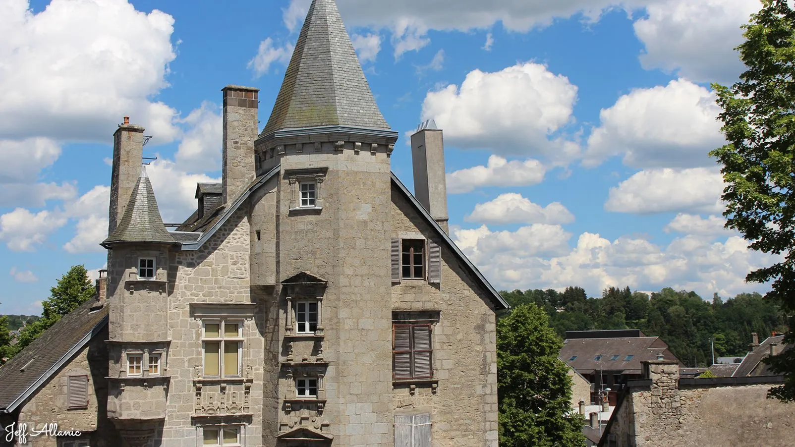 Corrèze découverte - Photo N° 2 - Centre ville de Ussel - 19200 - Ussel - Monuments historiques - Promenande facile  <small><i>et/ou</i></small>  De - d'un kilomètre